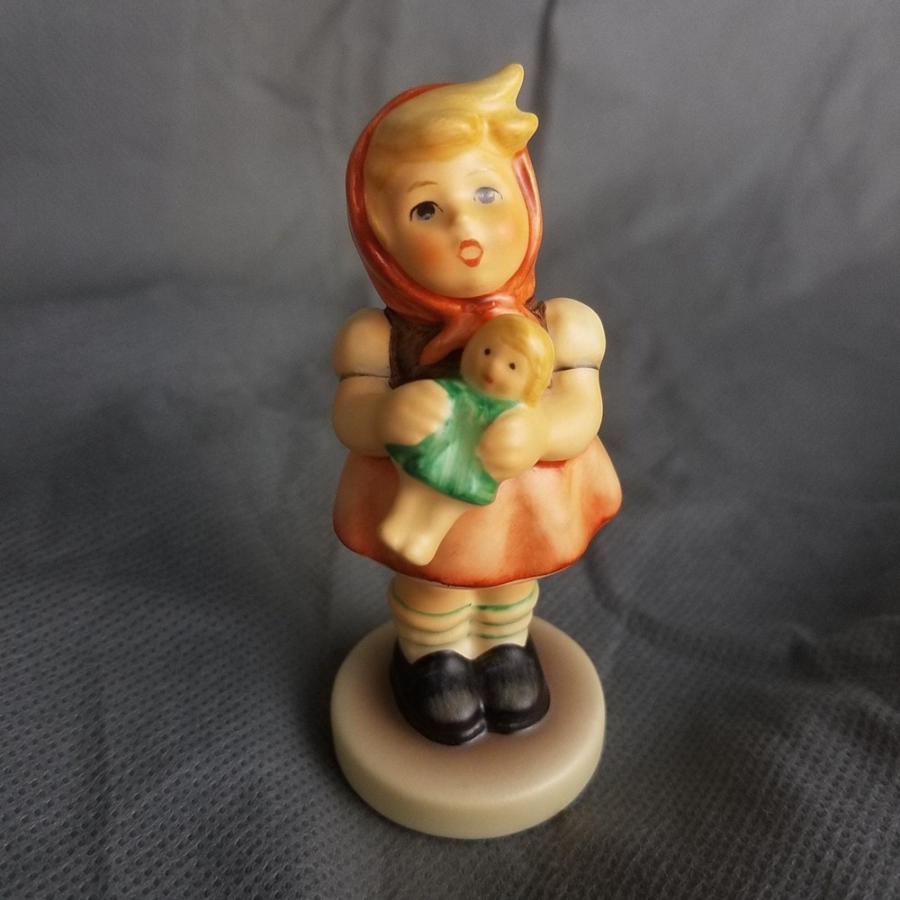 Goebel Hummel Figurine Girl with Doll #821 Mädchen mit Puppe Vntg‎ Germany 1998